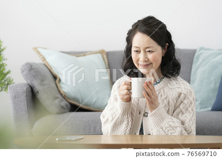 在她的60年代中期與一杯微笑的女人 76569710