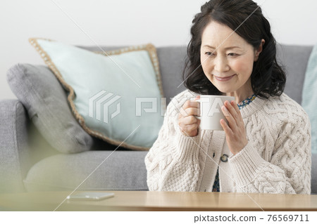 在她的60年代中期與一杯微笑的女人 76569711