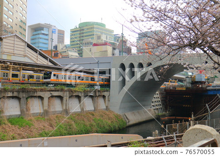 從東京文京區湯島外堀通看到的 Hijiribashi、中央本線列車和櫻花 76570055
