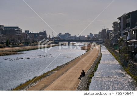 Kamo River on a sunny day in winter 76570644