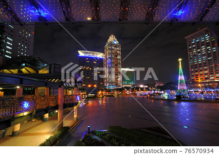 City buildings and lights at night City buildings and lights at night 76570934