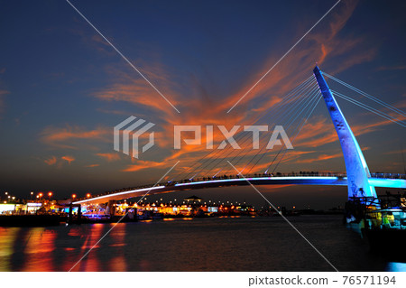 海岸的碼頭和橋樑日落的優美風景 76571194