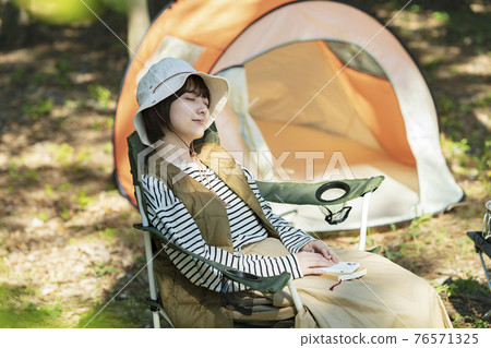 單人營地形象年輕女子在帳篷前小睡 76571325