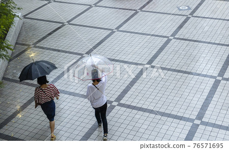 下雨的星期天，兩個女人出門的雨傘風景 76571695