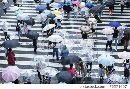 雨天行人過路，行人傘風光-7 76571697