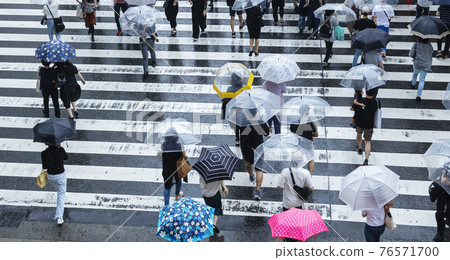 雨天行人過路，行人傘風光-4 76571700