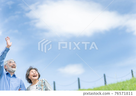 Senior couple having a conversation Elderly couple going outdoors 76571811