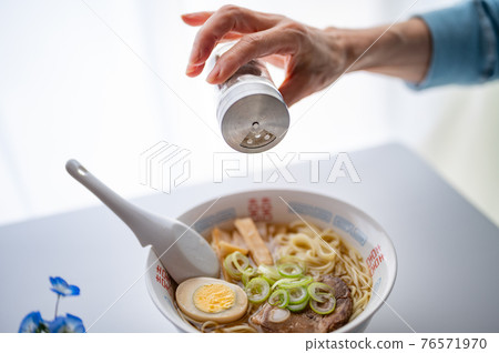 Sprinkle with soy sauce ramen and pepper 76571970
