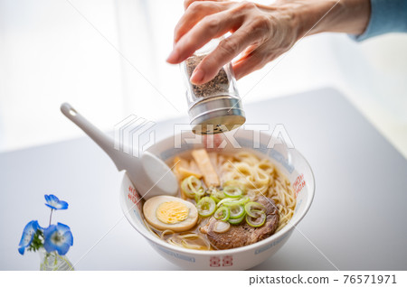 Sprinkle with soy sauce ramen and pepper 76571971