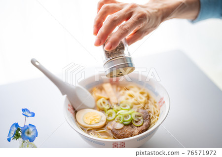 Sprinkle with soy sauce ramen and pepper 76571972