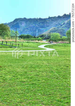 彎曲的道路 76572184