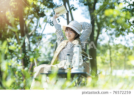 Solo Camp image-年輕女子看書 76572259