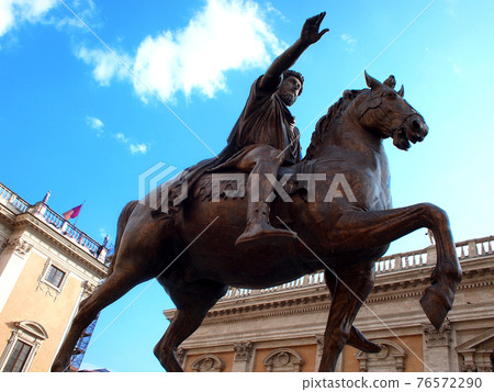Bronze statue of Rome, Italy Hadrian statue of Capitolino 76572290