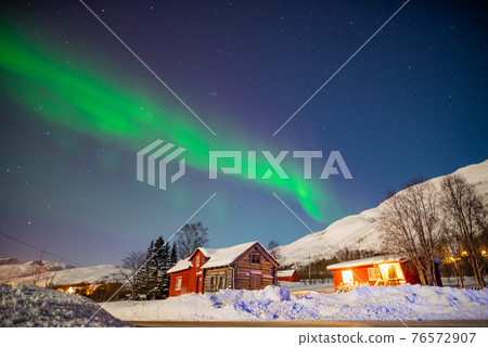 窗外的景色充滿了極光 76572907