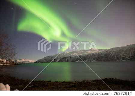 極光漂浮在四面環海的景色中 76572914