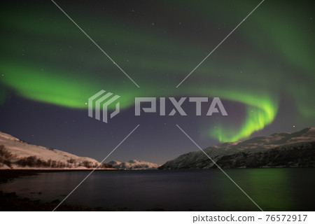 Let's go see the aurora with the family Let's go see the aurora with the family 76572917