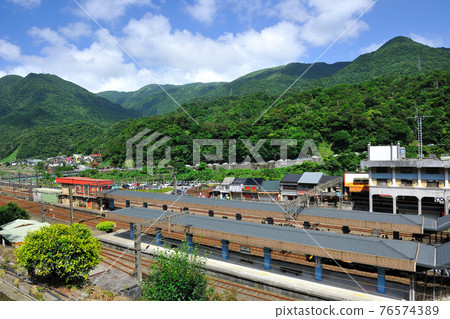 綠色山脈下的村莊和鐵路車站 綠色山脈下的村莊和鐵路車站 76574389