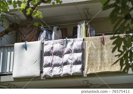 Dry the futon on the balcony Dry the futon on the balcony 76575411