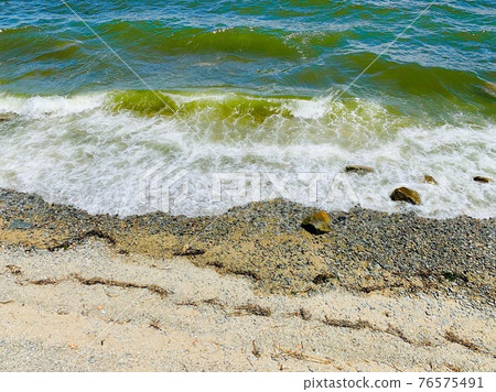 Ripples rushing to the beach Ripples rushing to the beach 76575491