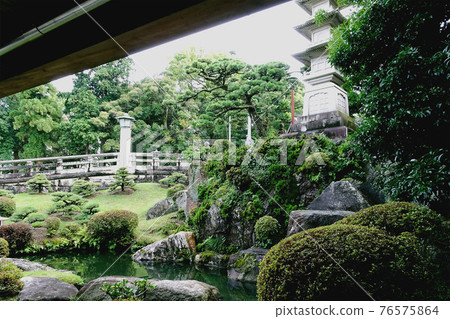 Japanese garden with a pond / Toyokawa Kaku Myoganji Temple (Toyokawa City, Aichi Prefecture) Japanese garden with a pond / Toyokawa Kaku Myoganji Temple (Toyokawa City, Aichi Prefecture) 76575864