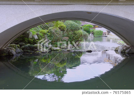 Garden reflecting on the pond under the corridor / Toyokawa Kaku Myoganji Temple (Toyokawa City, Aichi Prefecture) 76575865