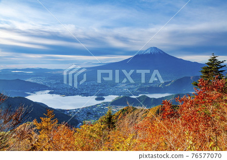 從山梨縣富士河口湖町的神道山口看到的富士山和河口湖 76577070