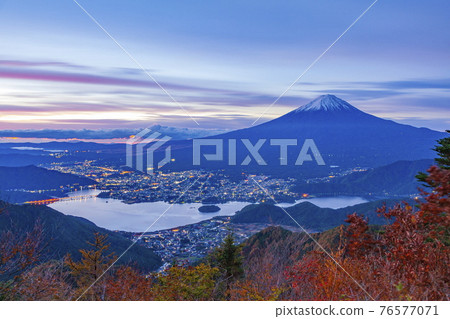 Mt. Fuji and Lake Kawaguchi at dawn seen from Shindo Pass at Fujikawaguchiko Town, Yamanashi Prefecture Mt. Fuji and Lake Kawaguchi at dawn seen from Shindo Pass at Fujikawaguchiko Town, Yamanashi Prefecture 76577071