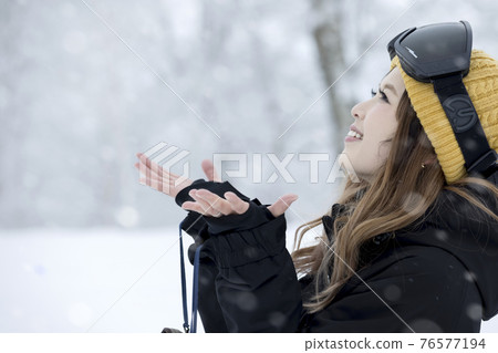 看著雪落在滑雪勝地的滑雪板女孩 看著雪落在滑雪勝地的滑雪板女孩 76577194