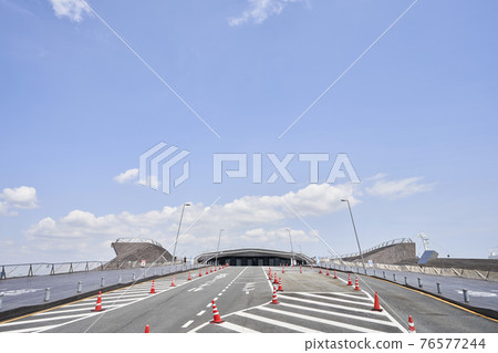 Entrance of Yokohama Port Osanbashi International Passenger Terminal 76577244