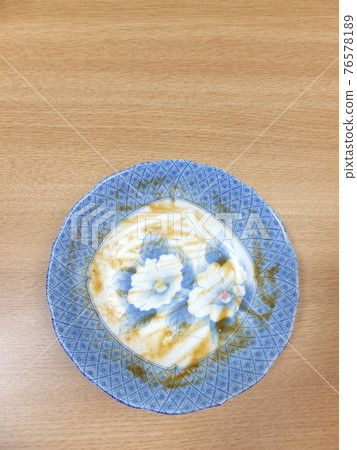 A plate that has finished eating curry rice A plate that has finished eating curry rice 76578189