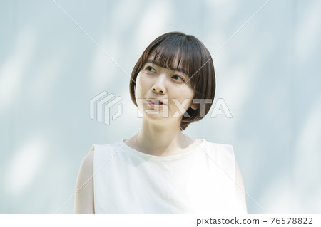 戶外女性肖像（春夏形象） 76578822