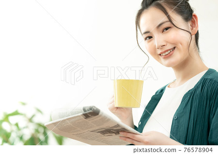 讀英文報紙的婦女 讀英文報紙的婦女 76578904