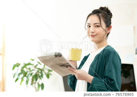 讀英文報紙的婦女 讀英文報紙的婦女 76578905