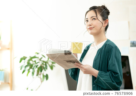 讀英文報紙的婦女 76578906