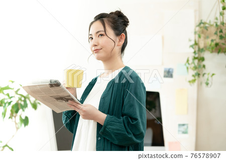 讀英文報紙的婦女 讀英文報紙的婦女 76578907
