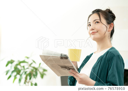 讀英文報紙的婦女 讀英文報紙的婦女 76578910