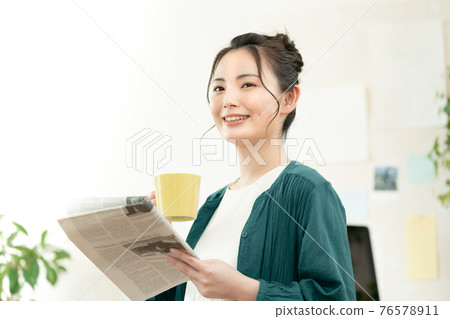 讀英文報紙的婦女 讀英文報紙的婦女 76578911