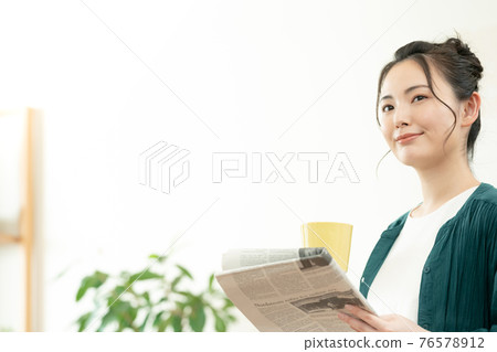 讀英文報紙的婦女 讀英文報紙的婦女 76578912