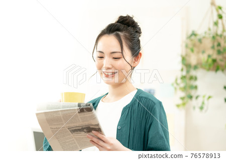 讀英文報紙的婦女 讀英文報紙的婦女 76578913