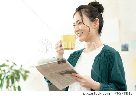 讀英文報紙的婦女 讀英文報紙的婦女 76578915