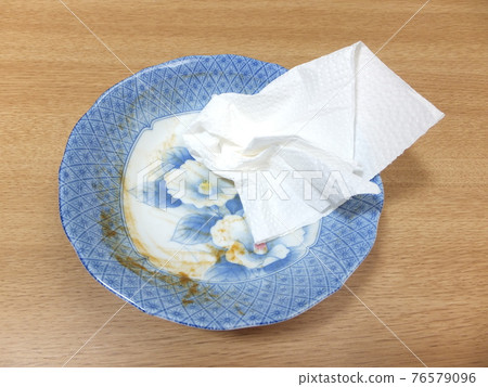 Wipe the dishes clean before washing the dishes. The dishes after eating the curry rice. 76579096