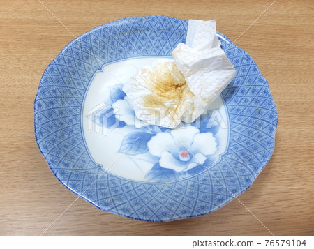 Wipe the dishes clean before washing the dishes. The dishes after eating the curry rice. 76579104