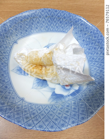 Wipe the dishes clean before washing the dishes. The dishes after eating the curry rice. Wipe the dishes clean before washing the dishes. The dishes after eating the curry rice. 76579112