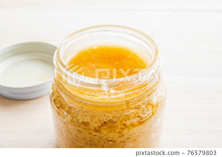 Solidified domestic natural honey 76579803