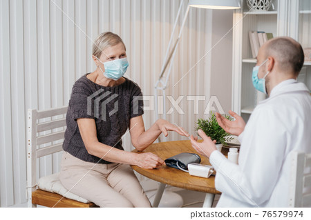 woman asking questions to a doctor during a visit . woman asking questions to a doctor during a visit . 76579974