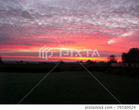 Bright red sunrise 76580024