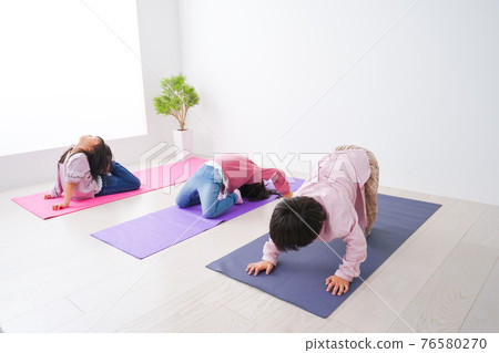 做瑜伽的孩子 76580270