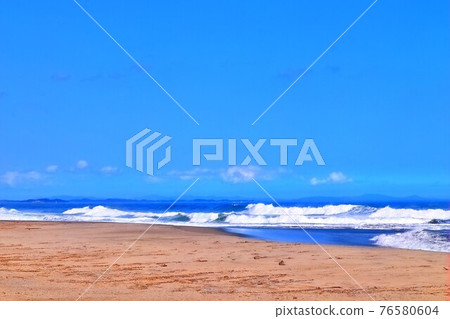 天空和白浪襲來的荒濱海岸 天空和白浪襲來的荒濱海岸 76580604