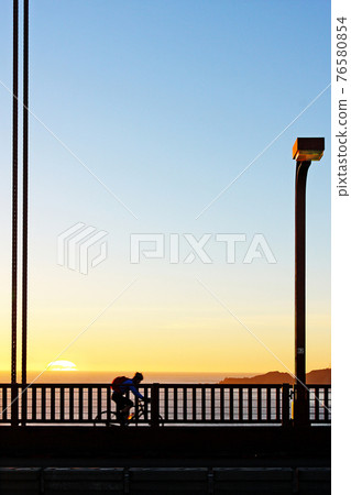 Riders riding bicycles on the San Francisco Bridge in California, USA 76580854