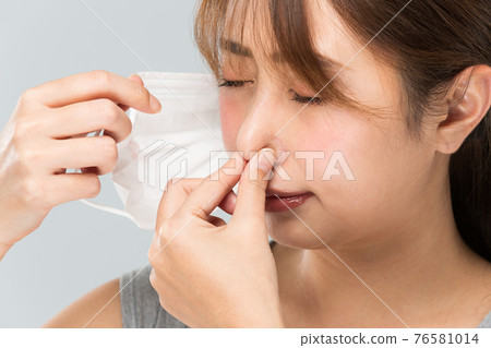 A woman who dislikes the smell of masks 76581014